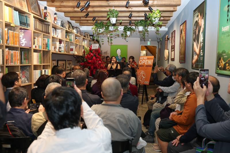 允晨文化在台北大稻埕商圈的實體書店「民樂書坊」開幕活動21日舉行，活動在優美的樂聲中揭開序幕