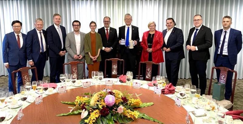 外交部政務次長吳志中與「德國四邦邦議會跨黨派議員訪問團」合影