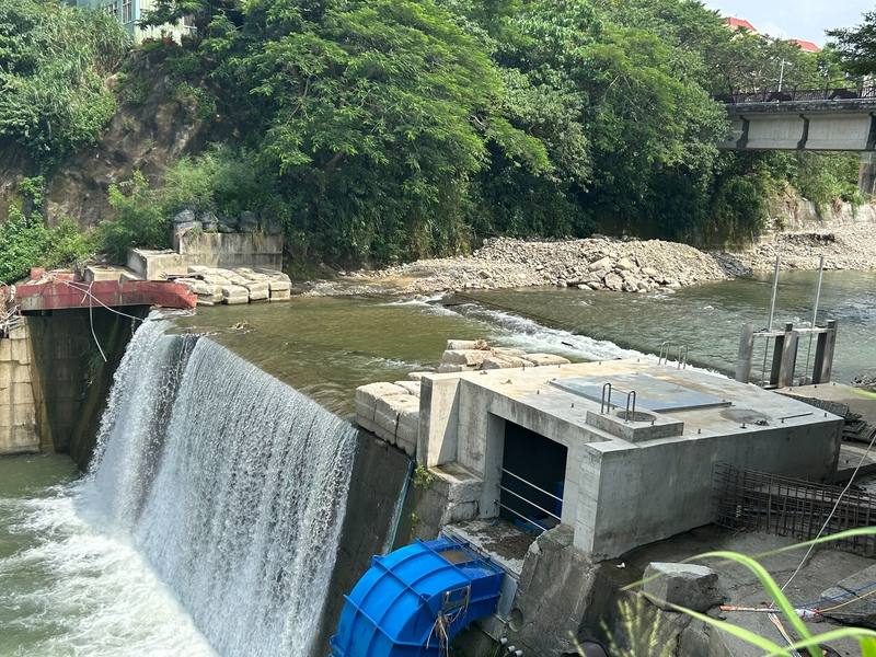 食水嵙溪電廠是全台首座由縣市政府主導開發，並在區域排水設置的小水力發電。一期工程已於民國113年7月完工啟用，二期擴建正緊鑼密鼓，計畫在下游跌水工增設機組，利用尾水再次發電