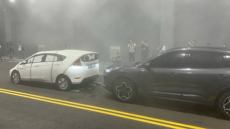 財團法人車輛中心21日啟用智慧車電自駕車場域，在自駕車場域中，可模擬在濃霧中，以時速110公里行駛的車輛在自動駕駛狀況下，遭遇前方有車時是否能自動停車