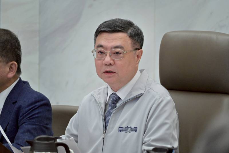 卓院長表示，政府將持續貫徹進口郵包、快遞貨物及高風險地區入境旅客行李百分之百X光機查驗，並進一步提高人工抽驗比例，全面防堵疫情風險