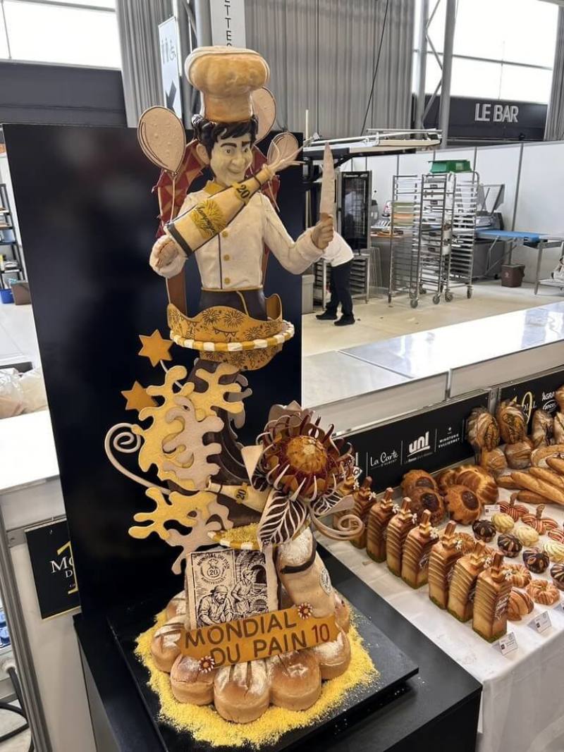 台灣隊參加第10屆世界麵包大賽，獲得總成績第5名。今年藝術麵包主題是慶祝大賽舉辦20週年，台灣隊以「烘焙師」為設計主軸。（教練王鵬傑提供）