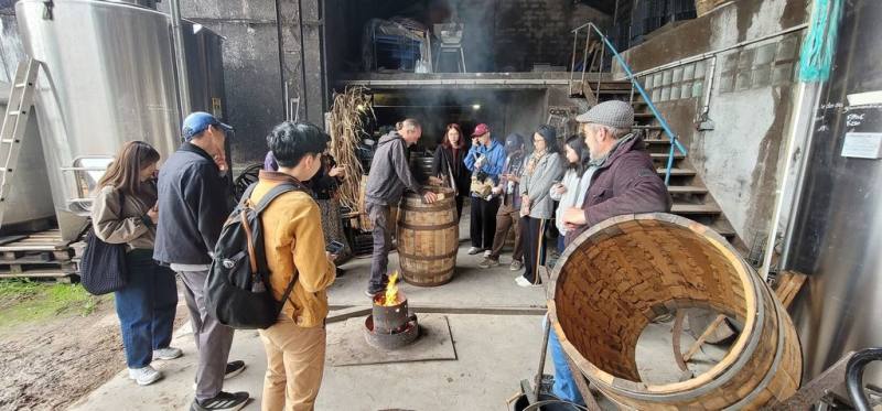 在教育部「青年百億海外圓夢基金計畫」支持下，10名台灣青年於9月赴法國葡萄酒博物館與酒莊見習，現場觀摩橡木桶工匠的專業技術。（台灣國際文教創新交流協會提供）