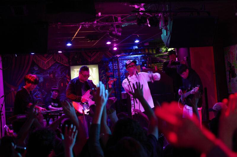 台灣流行音樂團隊Robot Swing、FRαNKIE阿法及DJ賴皮19日在西班牙首都馬德里舉辦「台灣之夜」，票房反應熱烈，觀眾將舞池擠爆，隨著張力十足的熱情演出搖擺歡呼，許多樂迷看完表演後直接變成粉絲。