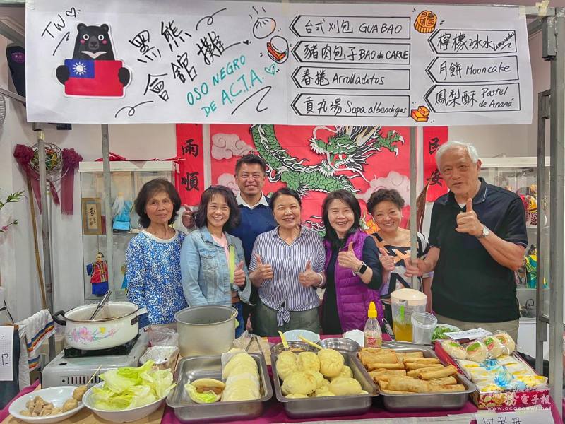 阿根廷臺灣僑民聯合會攤位合照