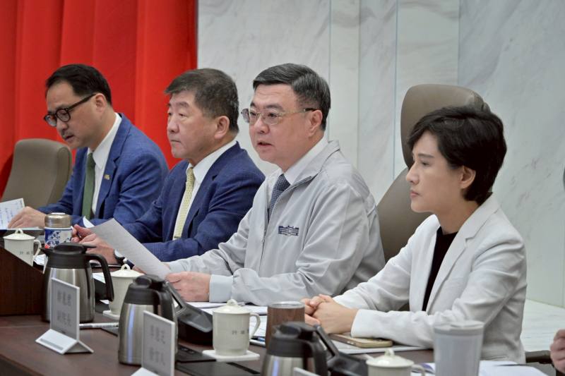 行政院長卓榮泰22日緊急召開「非洲豬瘟中央災害應變中心」會議