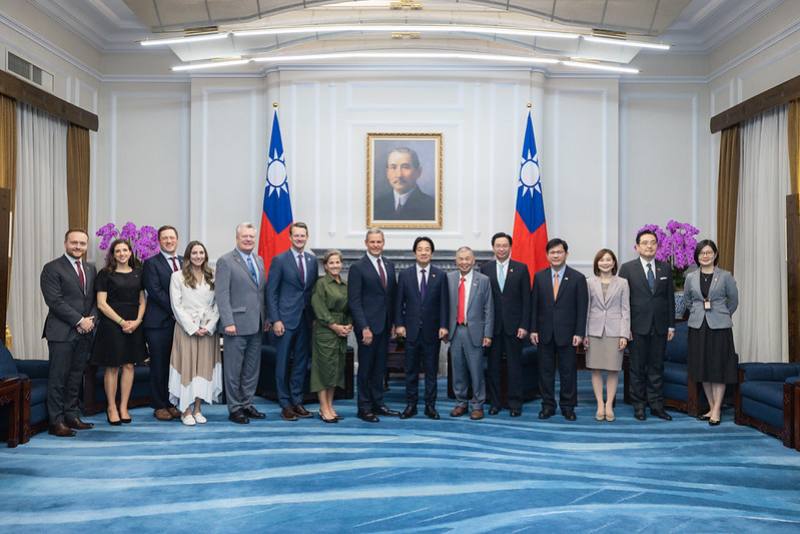 President Lai poses for a photo with a delegation led by Tennessee Governor Bill Lee.