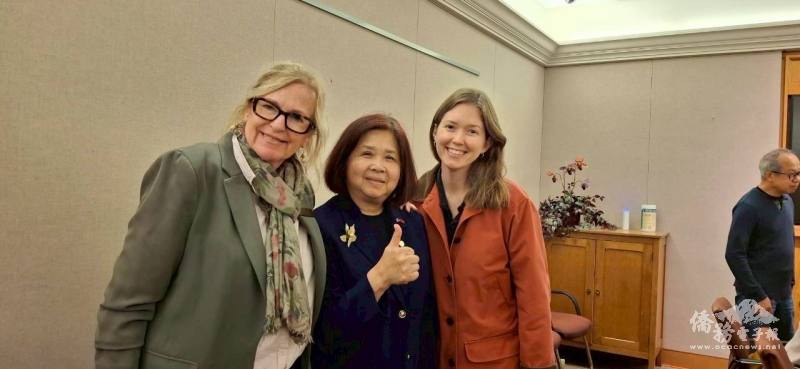 眾議員Jennifer Conlin（左）與密西根經濟發展廳代表C.Henderson（右）參與開幕活動並借閱參展書籍