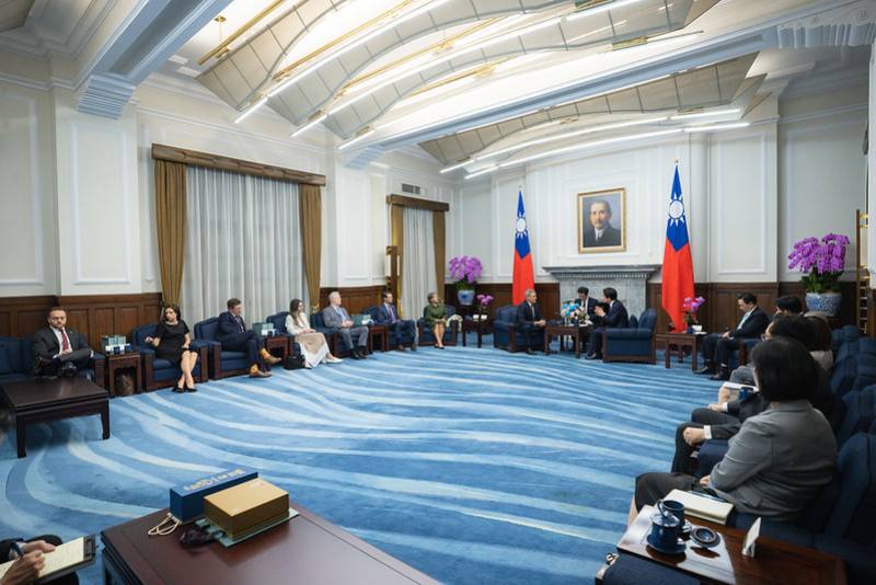 President Lai exchanges views with Tennessee Governor Bill Lee.