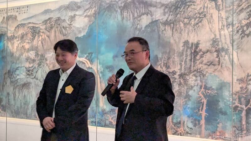 台南國家美術館籌備處推出「福爾摩沙時代」大展，國立故宮博物院院長蕭宗煌（右）、書畫文獻處長何炎泉（左）22日帶領媒體導覽書畫名家張大千作品「廬山圖」。