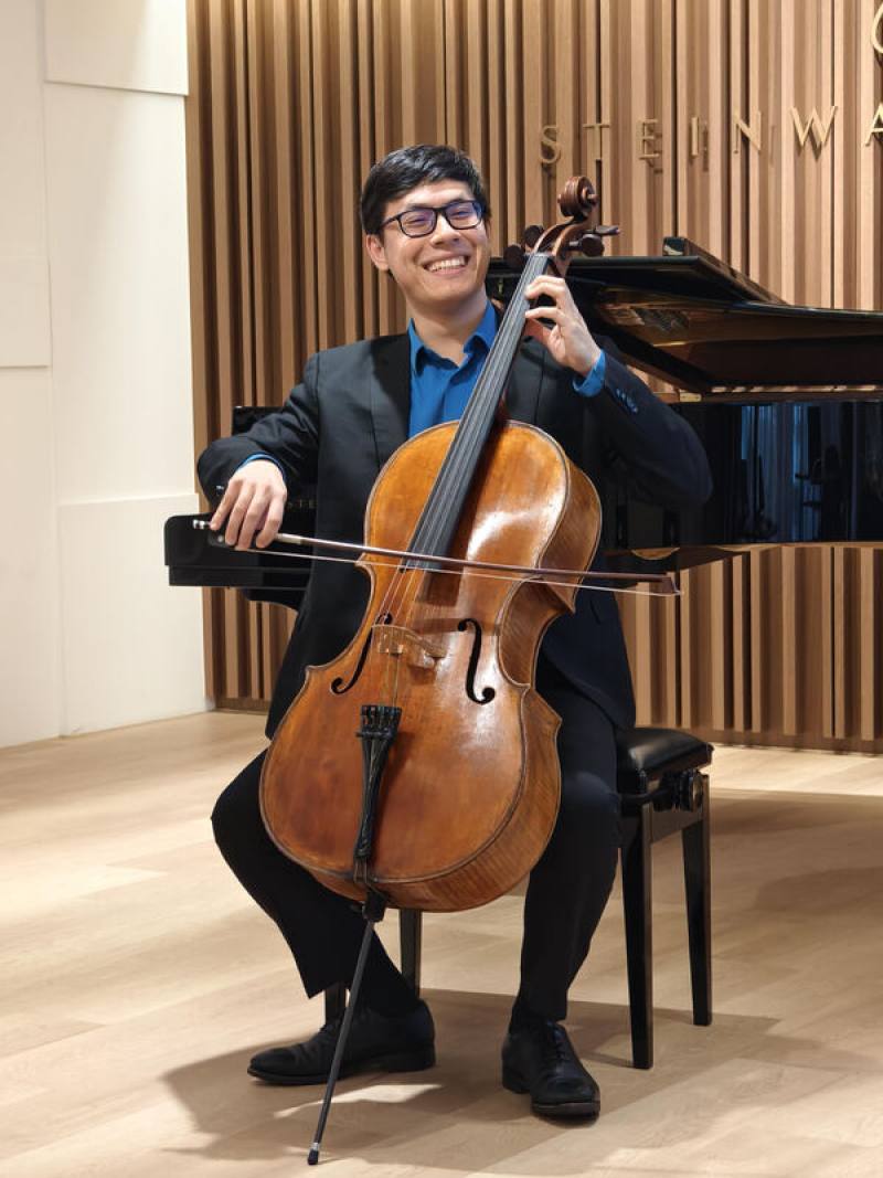 柴科夫斯基國際音樂大賽大提琴金獎得主馮勇智（Zlatomir Fung）（圖）抵台，將於獨奏會帶來巴赫全本「無伴奏大提琴組曲」。