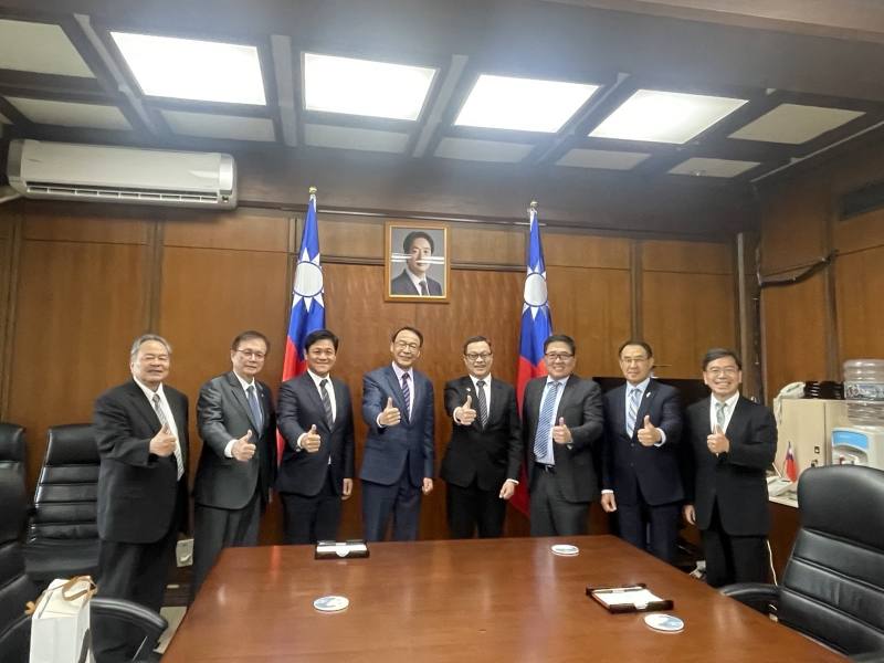 外交部政務次長陳明祺（右四）與「世總」來訪成員合影