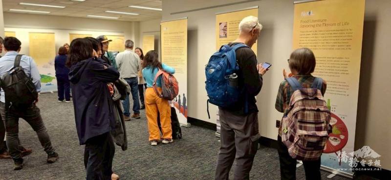 社區民眾駐足瀏覽臺灣文學展