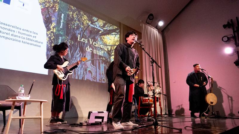 「夜官巡場」不僅是小說也是音樂專輯，由張嘉祥擔任主唱的「裝咖人」以台語演唱，融合北管樂與搖滾，於20日至巴黎演出，宣傳「夜官巡場」法文譯本問世。