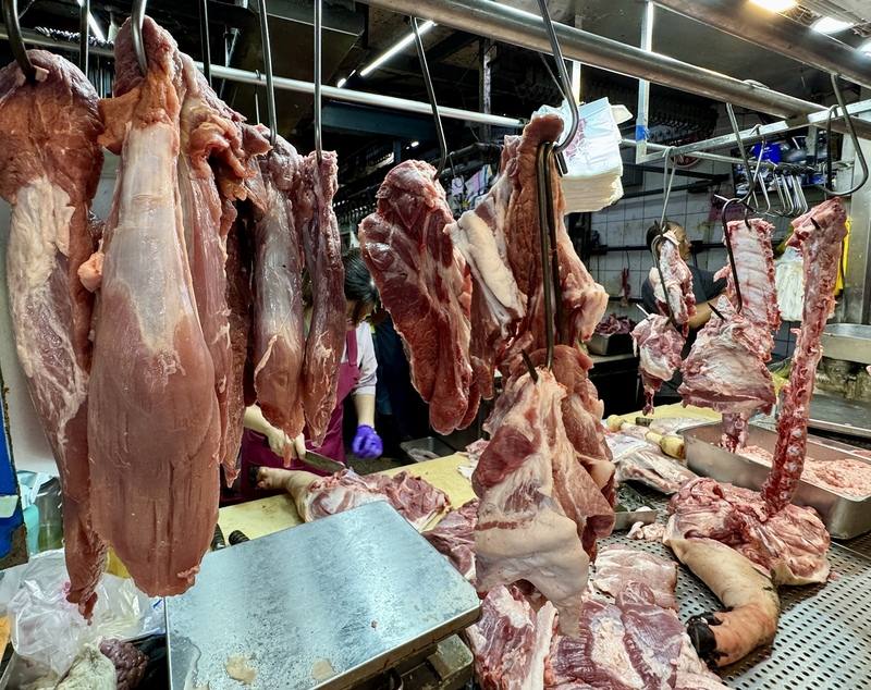 圖為23日台北市萬華區傳統市場內的豬肉攤商。