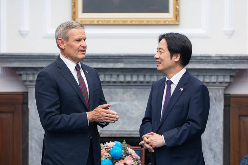 President Lai exchanges greetings with Tennessee Governor Bill Lee.