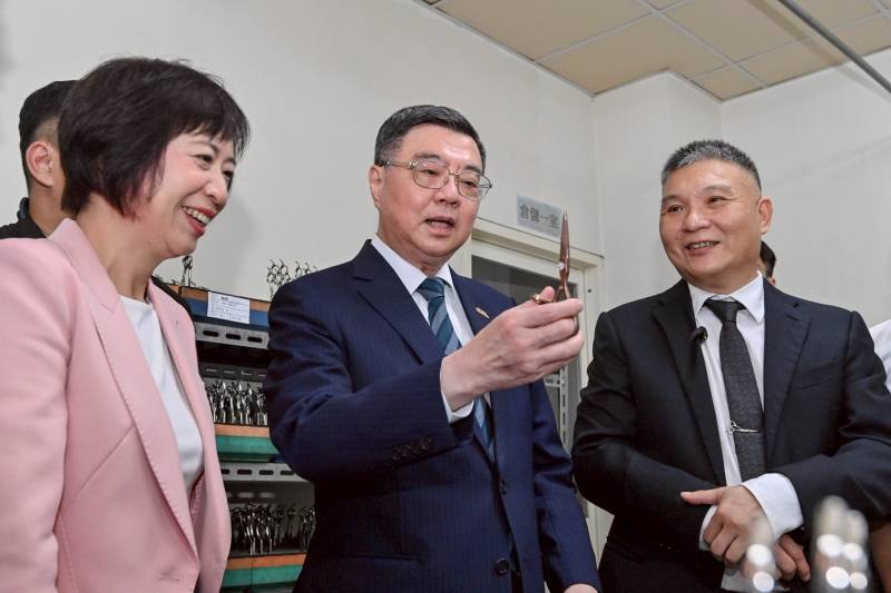 卓院長抵達後，在瑞麗刀剪公司陳忠延總經理陪同解說下，參觀該公司作業環境，瞭解該公司美髮剪刀雷射雕刻、精密研磨及組裝、雷射加工，以及CNC刀刃研磨製程等技術