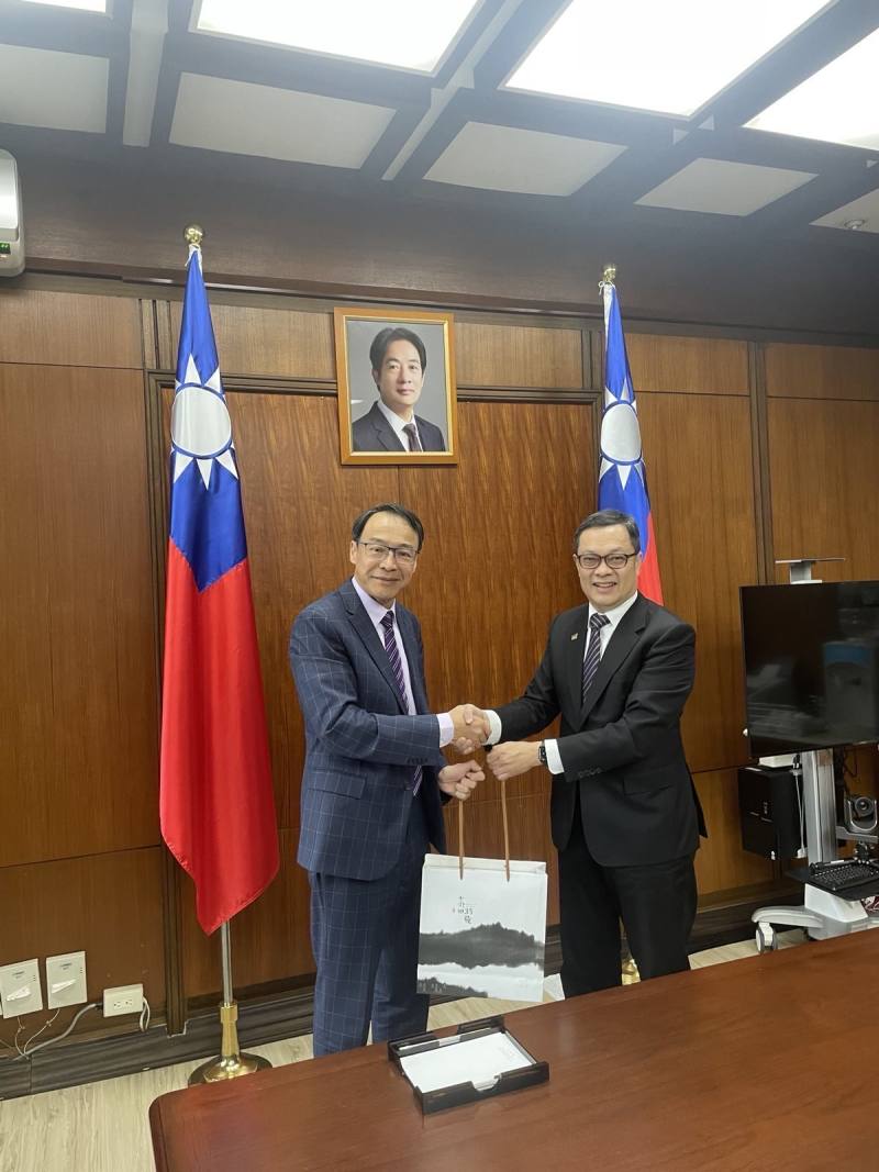 外交部政務次長陳明祺（右）致贈「世總」總會長熊強生（左）禮品並合影