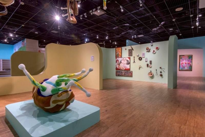 高雄兒童美術館推出全新藝術教育展「生活藏寶圖」，展期至2027年1月3日。展覽集結13名台灣藝術家作品，引導孩童探索日常生活中的的藝術寶藏。（高雄市文化局提供）