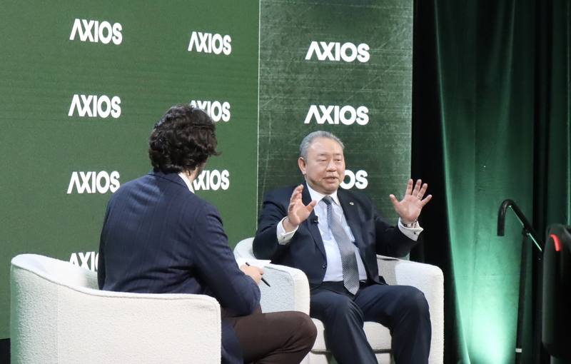 美國新聞網站Axios 22日在華府舉行「國防未來高峰會」，駐美代表俞大㵢（右）擔任壓軸與談人。