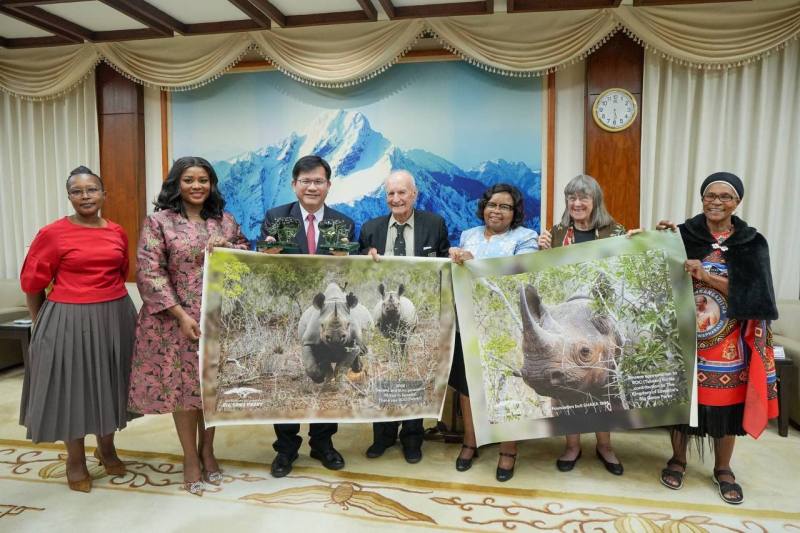 外交部長林佳龍（左三）歡迎史瓦帝尼王國觀光暨環境事務部長姆孔妲（Hon. Jane Mkhonta-Simelane，右三）率團訪台