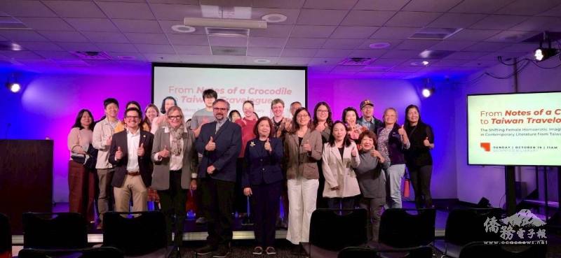 (前排左至右)密西根州眾議員Jason Morgan、Jennifer Conlin、安娜堡圖書館館長Eli Nieburger、密西根人文協會會長楊逸鴻、桑梓蘭教授、駐芝加哥辦事處僑教中心副主任陳怡珍、協會秘書長司徒達森及與會嘉賓合影