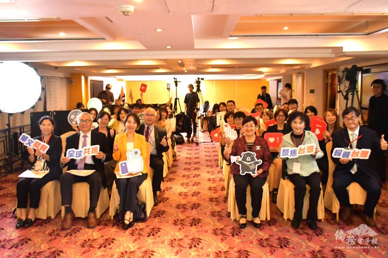 第五屆海外華文媒體報導大獎頒獎典禮與會人員合影