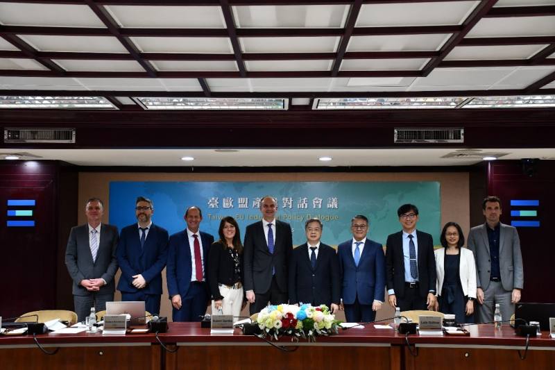 經濟部龔部長明鑫與歐盟成長總署Hubert GAMBS副總署長共同主持臺歐盟產業對話會議(IPD)