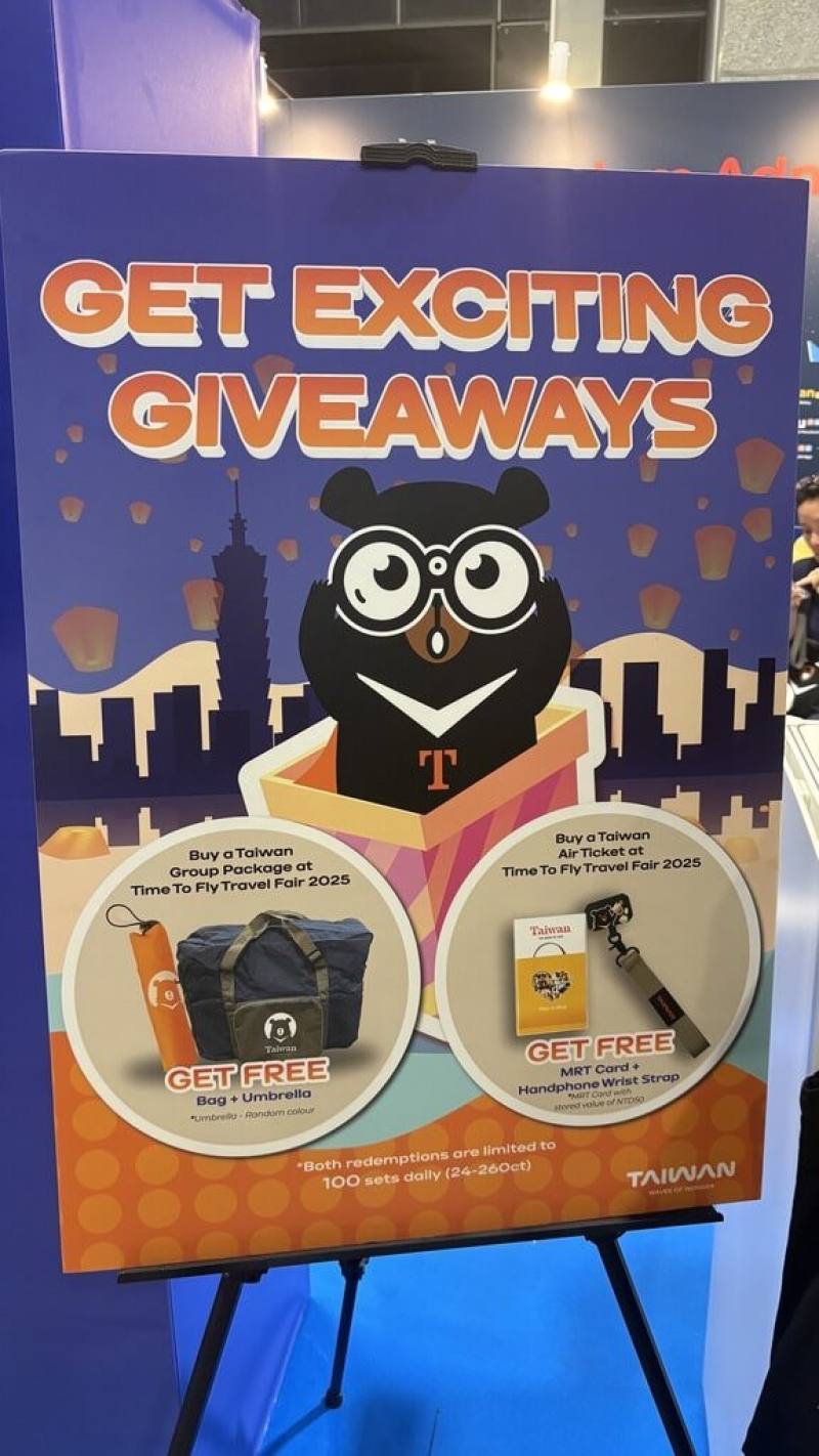 新航旅展24日登場，觀光署推出優惠，購買台灣機票送悠遊卡、加手機腕帶；在旅展買團體行程送喔熊行李袋與喔熊雨傘。（觀光署駐新加坡辦事處提供）