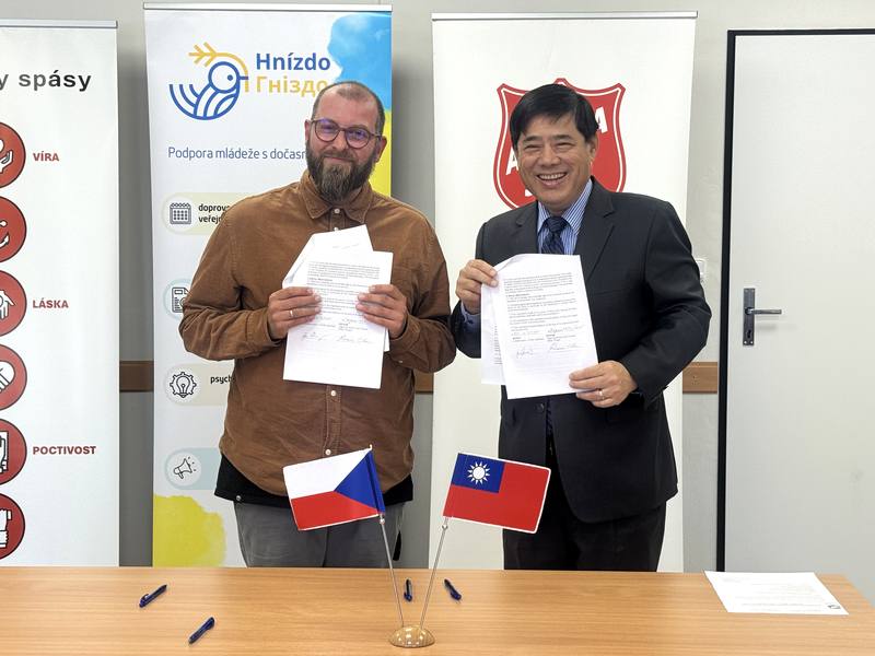 台灣持續與捷克合作援助烏克蘭，駐捷克代表陳立國（右）23日與捷克人道援助組織「救世軍團」中波希米亞省區域主任德森斯基（Jan Desenský，左）共同簽署「鳥巢計畫」捐款協議，協助居住在捷克的烏克蘭青少年重建生活，同時深化台捷之間的人道援助合作