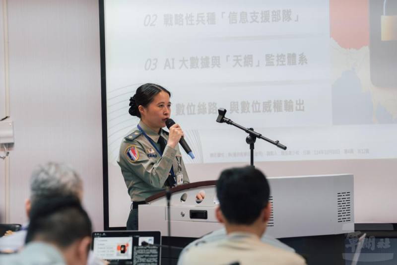 政治學系以「國防安全韌性與AI科技運用」為題，討論人工智慧在國防安全維護、資訊偵辦等領域的應用。（軍聞社記者李恬恬攝）
