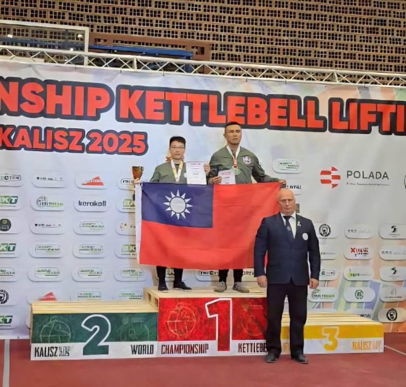 台灣選手丁亞涵（後左）、曾詠麟（後右）壺鈴世錦賽以卓越表現摘下金牌。