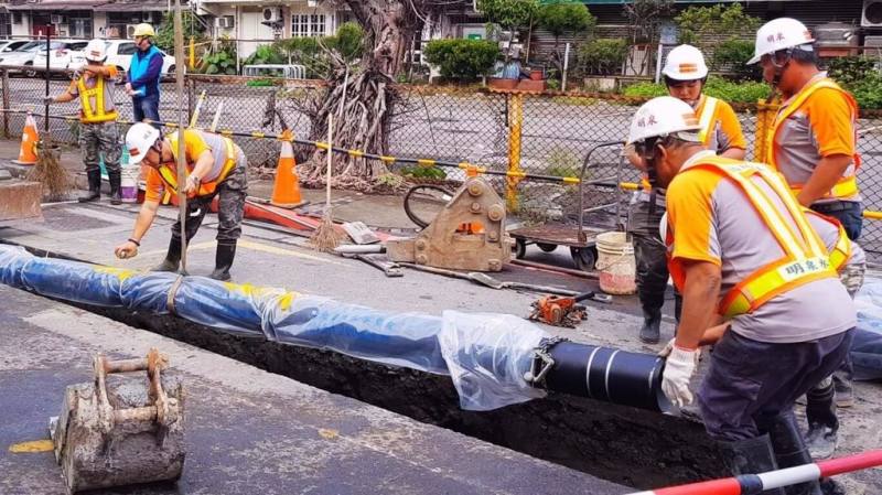 台北自來水事業處發布新聞資料表示，針對自來水管網，多年來採用延性鑄鐵管與不鏽鋼管等先進優良管材，系統性汰換老舊管線，進而榮獲亞洲水獎。（北水處提供）