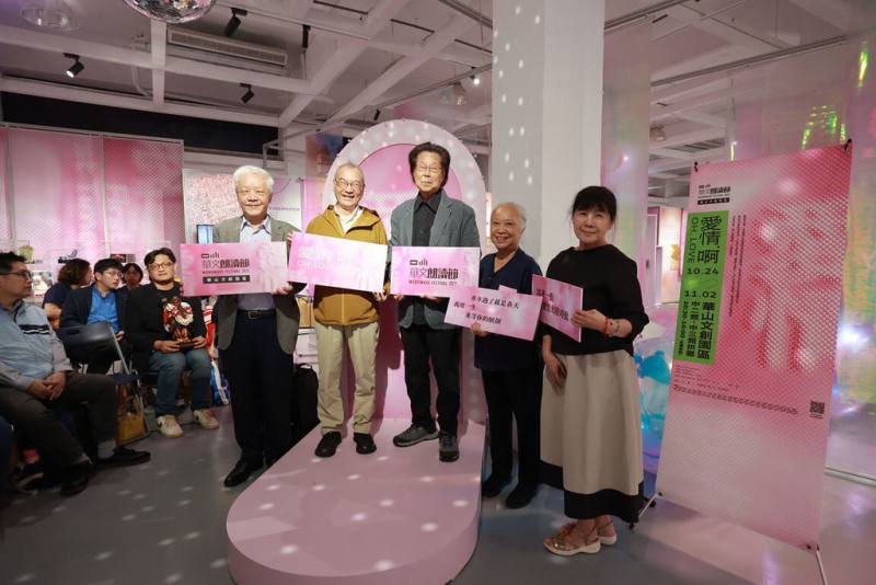 華文朗讀節邁入第13年，今年特別推出「愛情，啊」特展，並迎請霞海城隍廟「月老」神像進駐，邀民眾前來為「愛情」朗讀，24日起至11月2日於華山文創園區展開。（華文朗讀節提供）