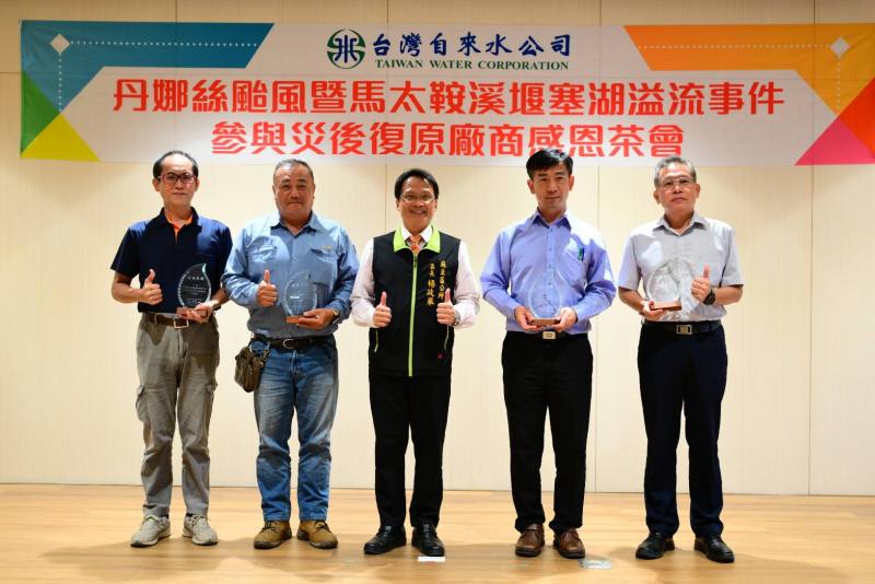 麻豆區公所區長楊政舉(中)與中興電工、開強工程、華村營造、成大土木包工業代表合影。