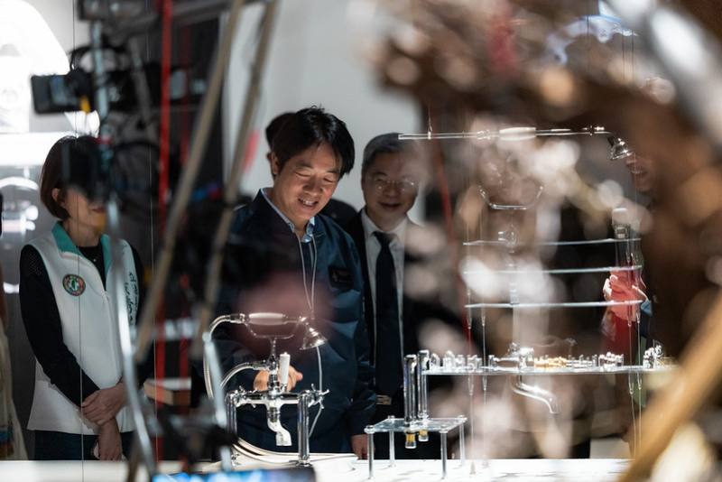 總統在主辦單位導覽下參觀彰化藝術館、彰化縣立美術館、武德殿及亞太鹿港渡假村集會堂展區