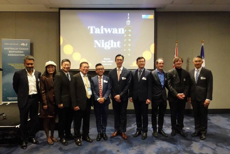 澳洲國際生技大會設置「台灣館」並舉行「台灣之夜」；駐澳代表徐佑典（右5）強調，台、澳雙邊科技與產業合作正在持續深化。（駐澳大利亞代表處提供）
