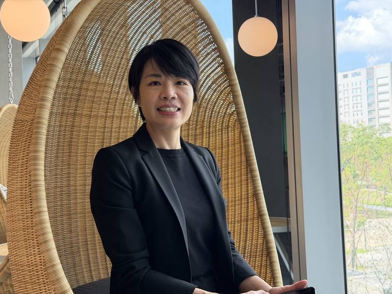 通訊軟體LINE常遭詐騙集團利用，LINE台灣公共事務部副總經理林若凡接受中央社採訪表示，LINE台灣開發自動化通報系統，攜手政府與執法單位「一秒通報」可疑帳號，有效縮短詐騙帳號的生命週期，減少受害人數與損害。