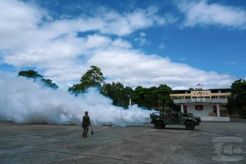 M56渦輪發煙車實施發煙作業，展現部隊扎實訓練成果。（青年日報提供）