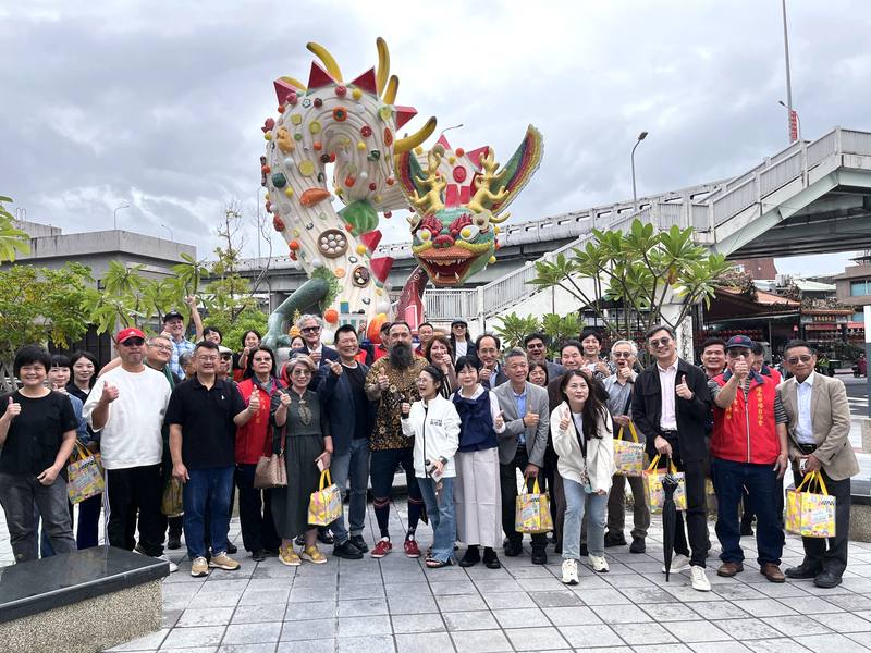 台北市政府文化局「紫氣東來．風味飄香」公共藝術作品發布會23日在環南市場舉行，其中「紫氣東來」龍形雕塑的構思來自市場食材，以陶瓷、剪黏、馬賽克工藝完成。