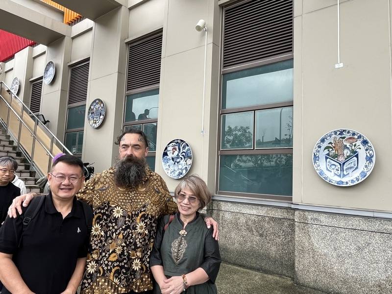 台北市政府文化局23日在環南市場舉辦公共藝術作品發表會，其中「環南風味」8組瓷盤由荷蘭藝術家阿爾諾．科寧（Arno Coenen）（中）、工藝師陳元杉（前左）與法華彩大師張美雲（右）攜手完成。