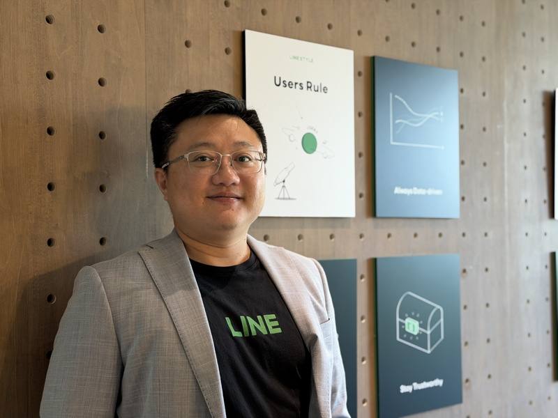 LINE台灣資安長劉威成接受中央社採訪表示，2023年以前詐騙集團的攻擊目標大多數為一般消費者，從2024年開始鎖定中小企業商家及擁有龐大觀眾群的網紅，威脅範圍持續擴大。