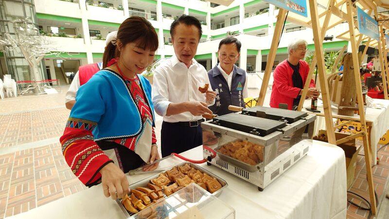 嘉義縣23日辦「部落旅遊節－鄒伙玩」記者會，嘉義縣長翁章梁（左2）品嚐鄒族山豬雞蛋糕。