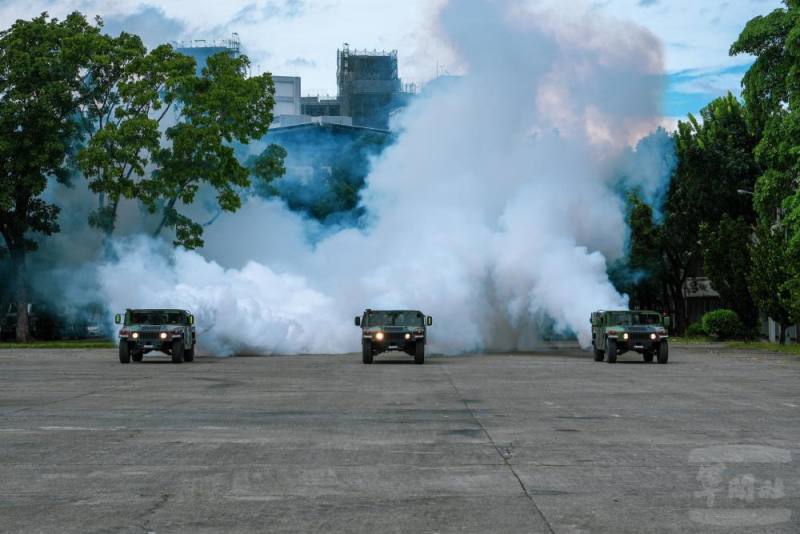 36化學兵群煙幕營發煙訓練。（青年日報提供）