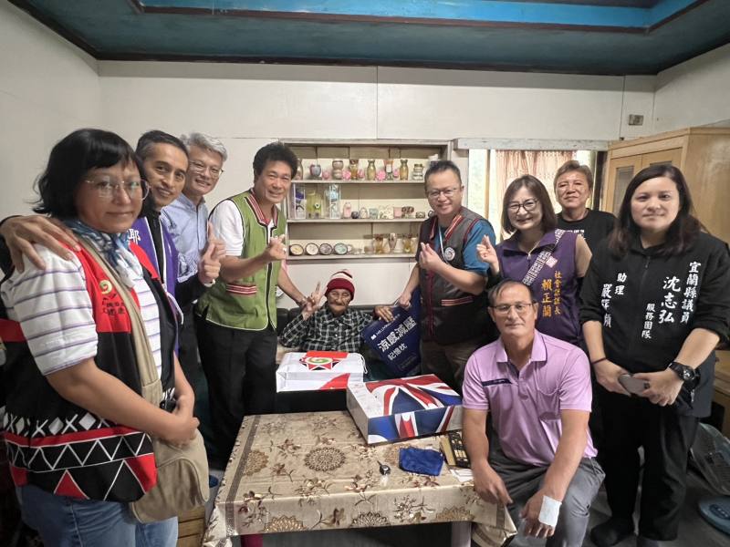 陳義信副主委慰問宜蘭縣大同鄉四方林文健站百歲廖長者，致贈重陽禮品及禮金