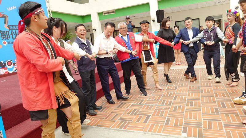 嘉義縣23日辦「部落旅遊節－鄒伙玩」記者會，嘉義縣長翁章梁（前左4）與鄒族族人一同起舞，邀民眾12月6日、7日到鄒族逐鹿文創園區遊玩。