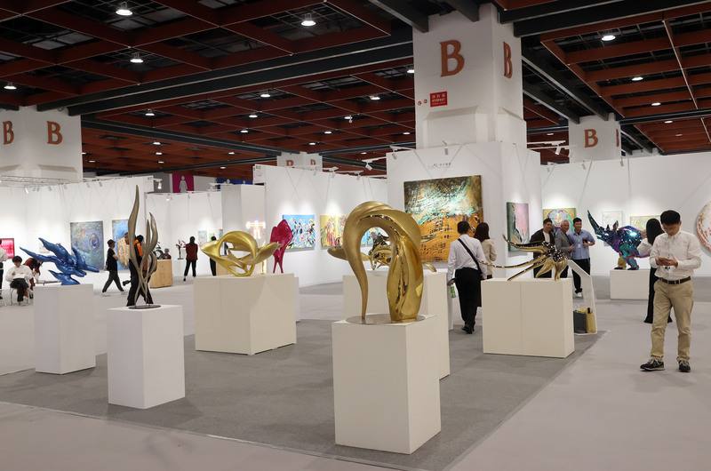 ART TAIPEI 2025台北國際藝術博覽會23日在台北世貿一館舉辦預展，24日正式開幕，今年以Intersect：Diversity Equals Togetherness為主題，推出6大特展，展現台灣藝術的多元共融。