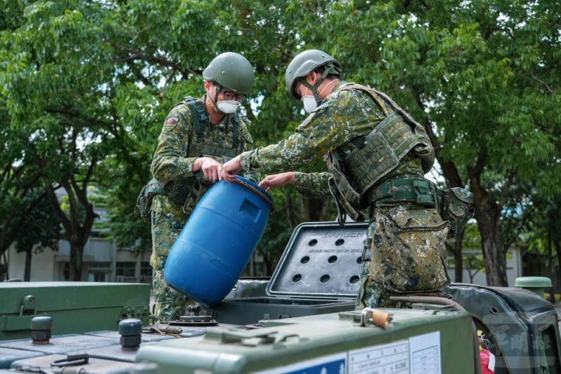 官兵在發煙前，完成霧油與石墨檢整，並針對活門等部件進行外觀檢查，確保作業安全。（青年日報提供）
