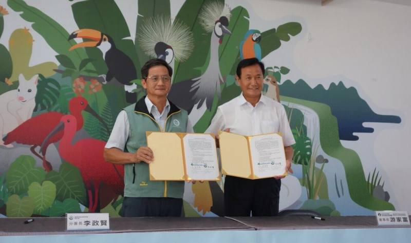 為提升野生動物救援效率與保育量能，農業部林業及自然保育署南投分署長李政賢（左）23日與私立九九峰可愛世界動物園董事長游家富（右）簽署合作，未來一般類野生動物救傷將送九九峰動物園。（林業及自然保育署南投分署提供）