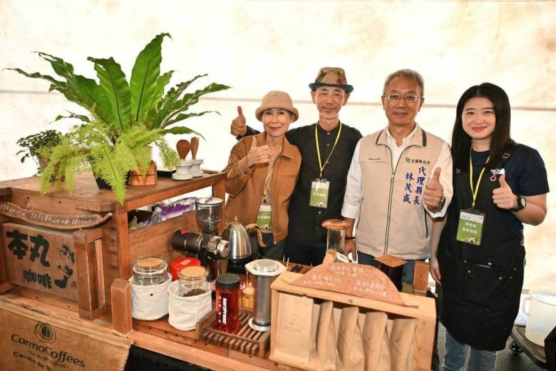 「2025宜蘭咖啡日－與農共舞」創意市集24日起在宜蘭市化龍一村登場，除展售特色手沖咖啡外，也邀請咖啡達人舉辦講座，讓民眾更加認識咖啡產業。右2為宜蘭縣代理縣長林茂盛。（宜蘭縣政府提供）